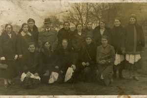 KGW Górzanki z kierownikiem szkoły, Góra Siewierska 1937. Powiększ zdjęcie.