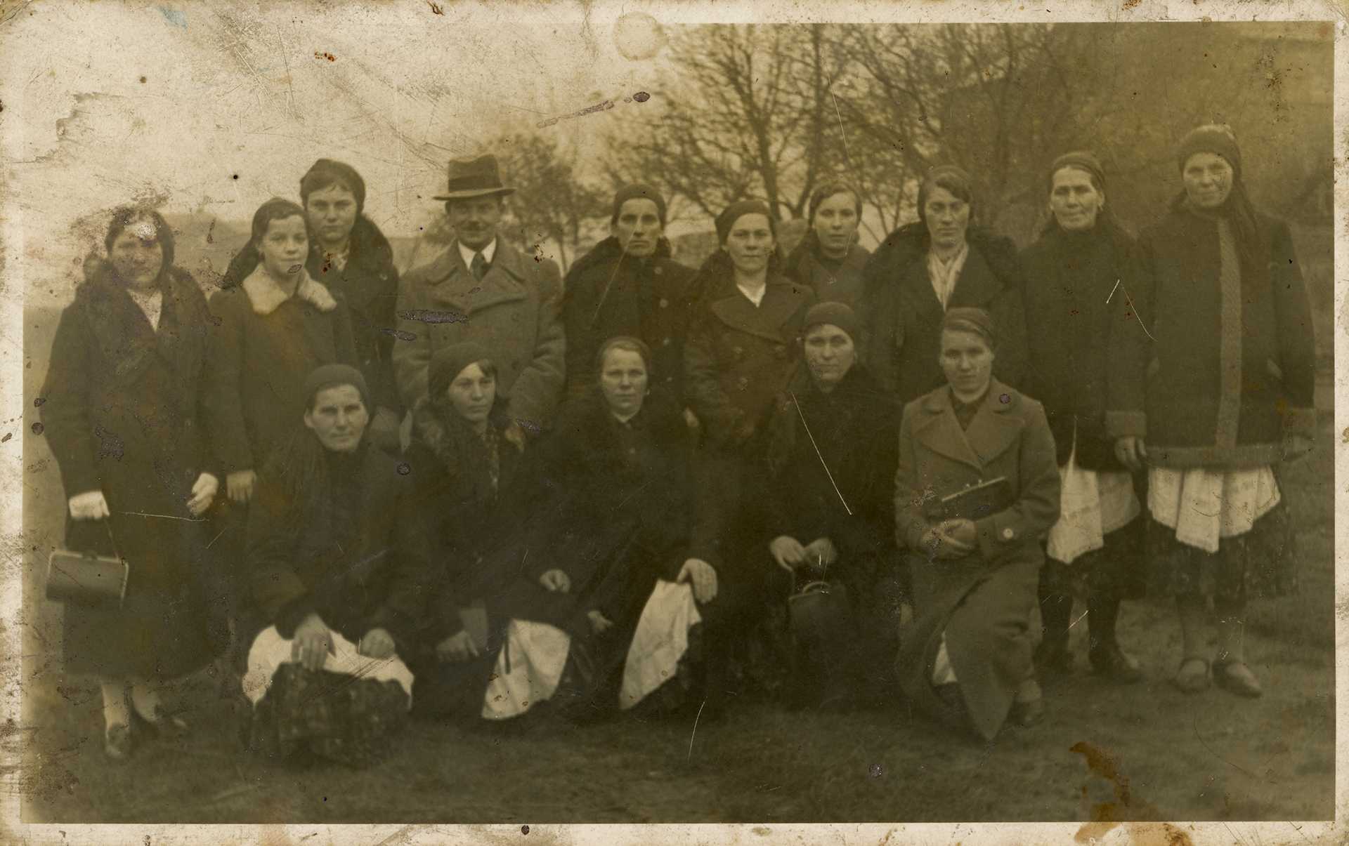 KGW Górzanki z kierownikiem szkoły, Góra Siewierska 1937